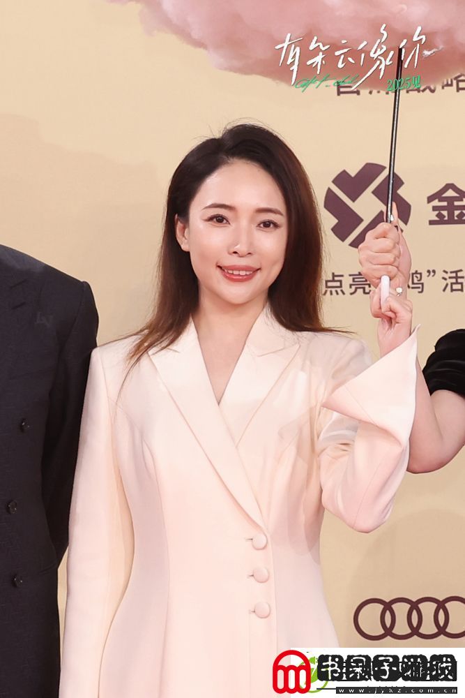 屈楚萧王子文携电影有朵云像你亮相金鸡电影节